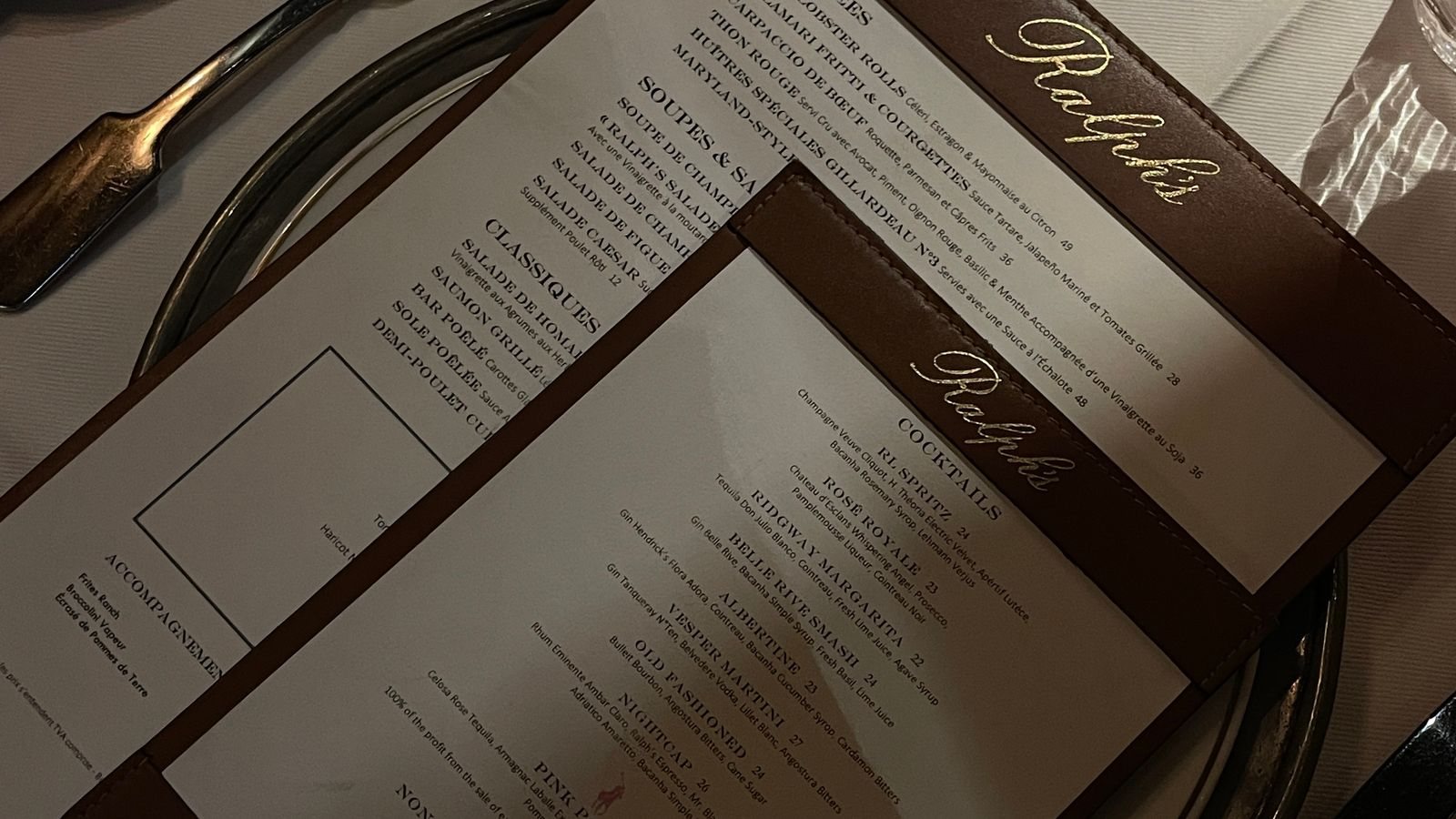 Meniu și tacâmuri aranjate elegant pe o masă de restaurant