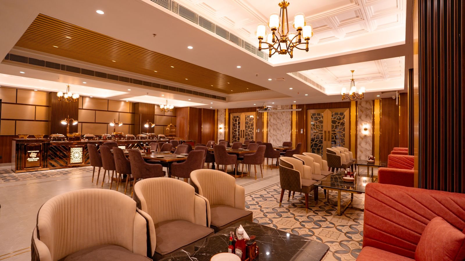 Interior elegant de restaurant cu candelabre și lumină caldă