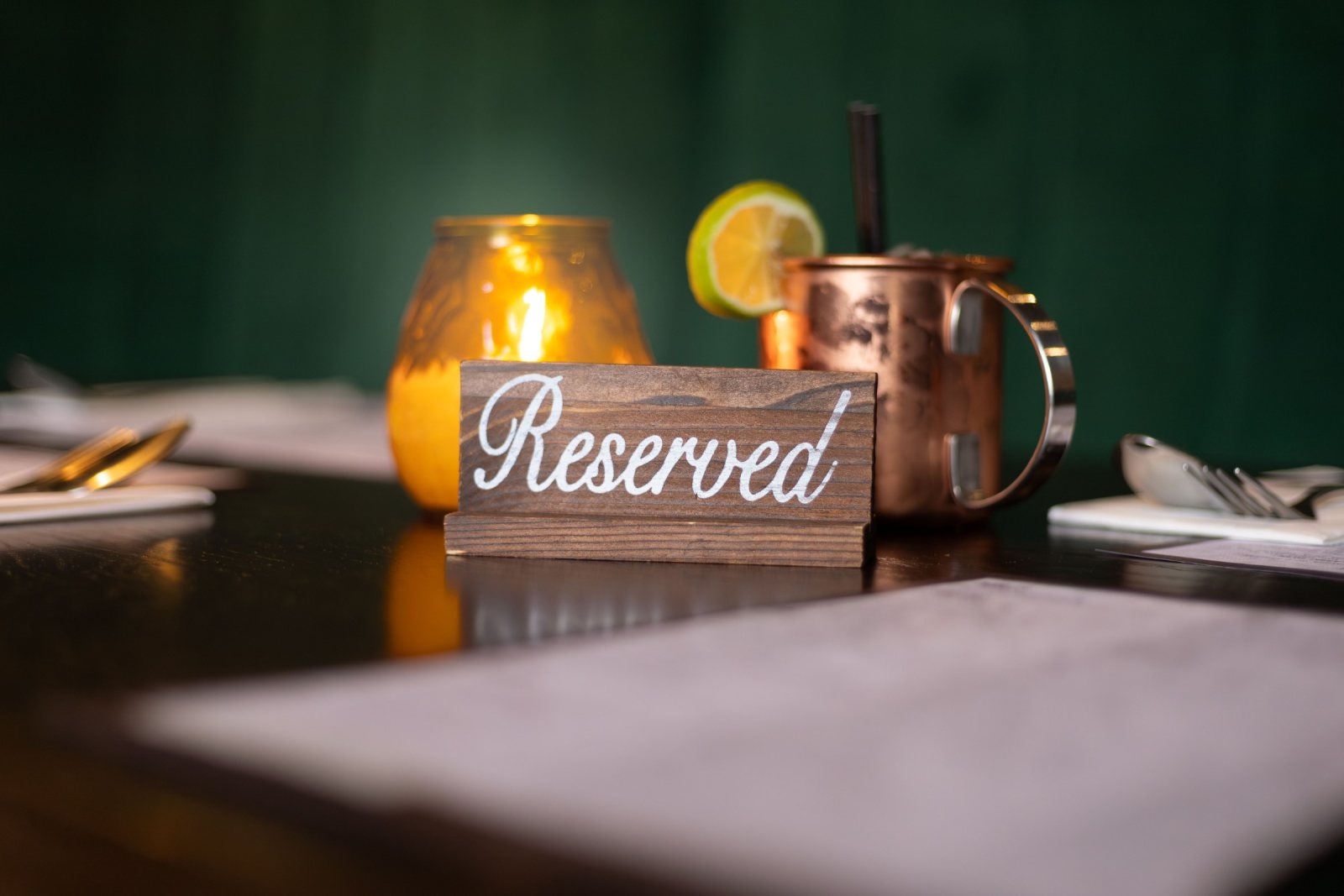 Masa rezervata intr-un restaurant plin
