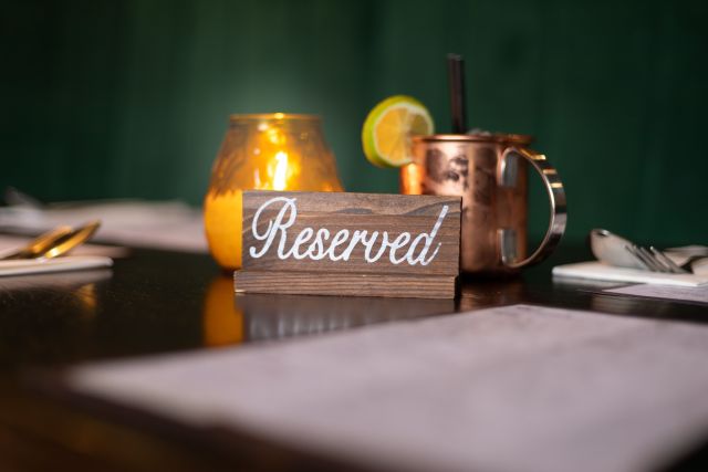 Masa rezervata intr-un restaurant plin